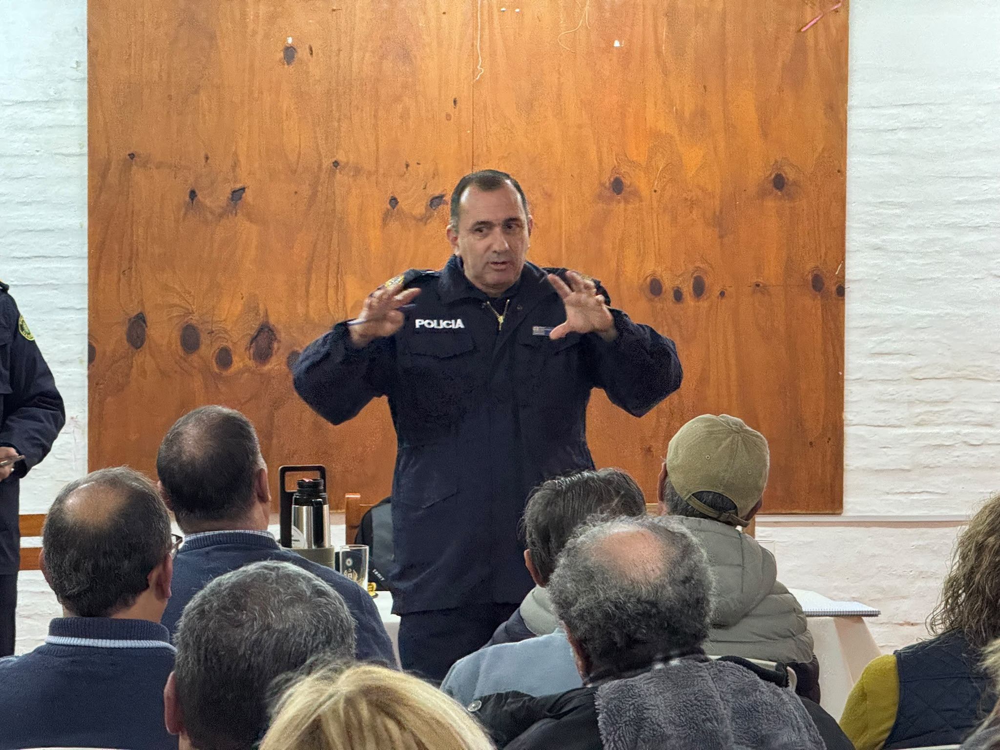 Jefe de Policía mantuvo reunión con vecinos del Náutico 