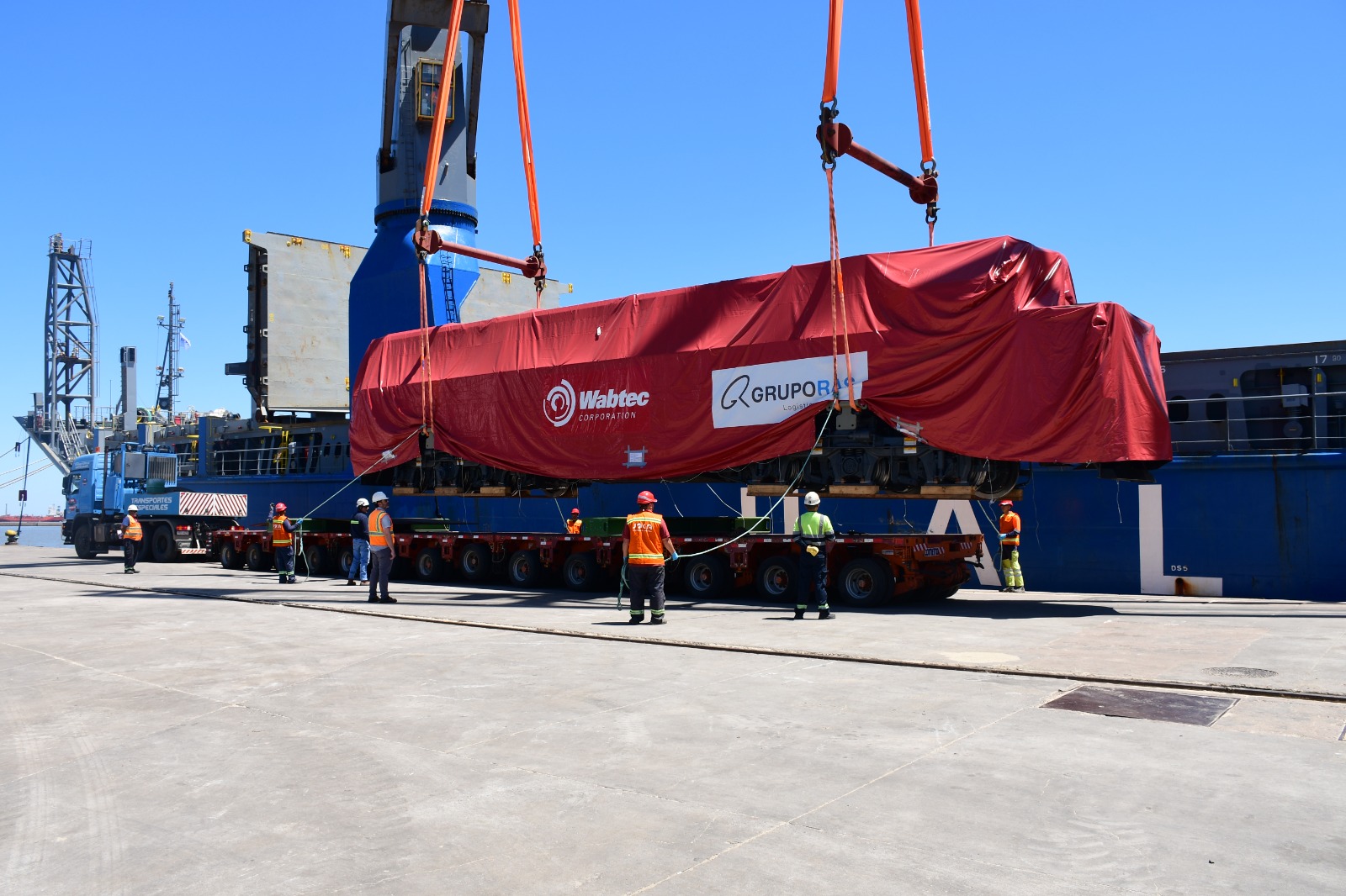 Llegaron locomotoras que unirán Rivera con el puerto de Montevideo